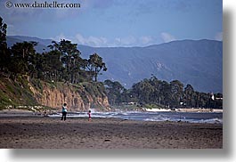 images/California/SantaBarbara/Beach/mother-n-child-on-beach-w-mtns.jpg