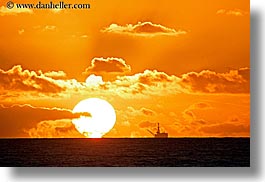 images/California/SantaBarbara/Sunset/oil-rig-n-ocean-sunset-3.jpg