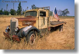 images/California/Sonoma/Misc/old-truck-n-american-flag.jpg