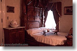 images/California/WinchesterHouse/winchester-bed.jpg