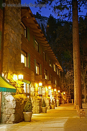 ahwahnee-at-nite-08.jpg