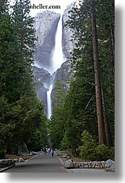 images/California/Yosemite/Falls/YosemiteFalls/yosemite-falls-path-walkers-02.jpg