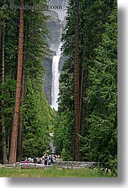 images/California/Yosemite/Falls/YosemiteFalls/yosemite-falls-path-walkers-04.jpg