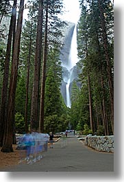 images/California/Yosemite/Falls/YosemiteFalls/yosemite-falls-path-walkers-06.jpg