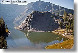 images/California/Yosemite/Mountains/lake-n-rocky-cliffs.jpg