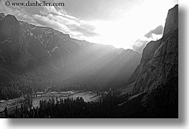 images/California/Yosemite/ValleyView/mtns-n-valley-w-sunbeams-3-bw.jpg
