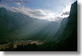 images/California/Yosemite/ValleyView/mtns-n-valley-w-sunbeams-4.jpg