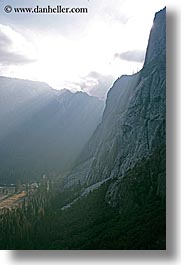 images/California/Yosemite/ValleyView/mtns-n-valley-w-sunbeams-5.jpg