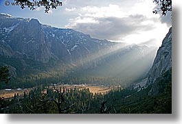 images/California/Yosemite/ValleyView/mtns-n-valley-w-sunbeams-6.jpg