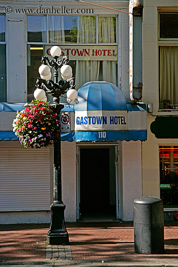 gastown-flowers-lamp_posts-3.jpg