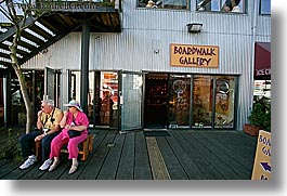 images/Canada/Vancouver/GranvilleIsland/ice-cream-eating-tourists-1.jpg