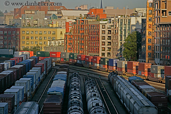 railroad-cars-n-bldgs.jpg