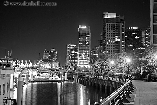 vancouver-nite-citscape-bw.jpg