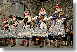 images/Europe/Croatia/Dubrovnik/FolkDancing/Women/women-dance-group-5.jpg