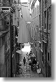 images/Europe/Croatia/Dubrovnik/NarrowStreets/person-in-alley-4.jpg