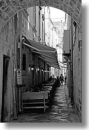 images/Europe/Croatia/Dubrovnik/NarrowStreets/restaurant-n-alley-bw.jpg