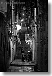 images/Europe/Croatia/Dubrovnik/Nite/alleyway-smokers-nite.jpg