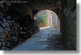 images/Europe/Croatia/Groznjan/cobblestone-road-thru-arch-1.jpg