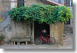 images/Europe/Croatia/Groznjan/red-bike-n-green-ivy-1.jpg