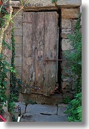 images/Europe/Croatia/Groznjan/rotten-wood-door-n-ivy.jpg