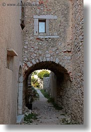 images/Europe/Croatia/Lubenice/road-under-arch.jpg