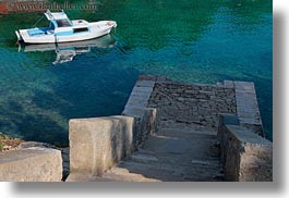 images/Europe/Croatia/MaliLosinj/Coast/boat-by-stairs.jpg