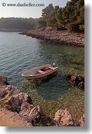 images/Europe/Croatia/MaliLosinj/Coast/rowboat-in-shallow-water-1.jpg