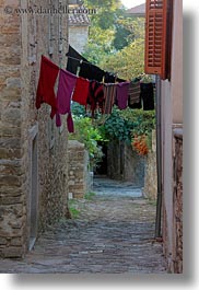images/Europe/Croatia/Motovun/Town/hanging-laundry-in-narrow-street-1.jpg