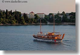 images/Europe/Croatia/Rovinj/Boats/boats-by-houses-1.jpg