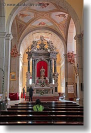 images/Europe/Croatia/Rovinj/Cathedral/pews-n-altar-under-arches.jpg