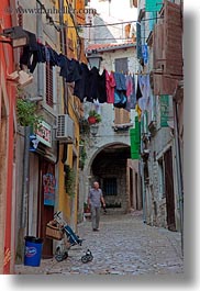 images/Europe/Croatia/Rovinj/Laundry/narrow-street-n-hanging-laundry-01.jpg