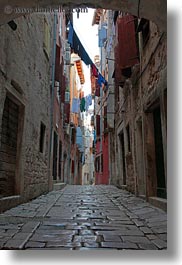 images/Europe/Croatia/Rovinj/Laundry/narrow-street-n-hanging-laundry-02.jpg