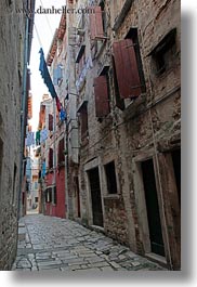 images/Europe/Croatia/Rovinj/Laundry/narrow-street-n-hanging-laundry-05.jpg