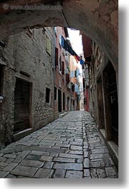 images/Europe/Croatia/Rovinj/Laundry/narrow-street-n-hanging-laundry-07.jpg
