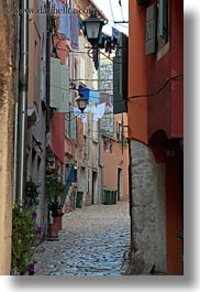 images/Europe/Croatia/Rovinj/Laundry/narrow-street-n-hanging-laundry-10.jpg