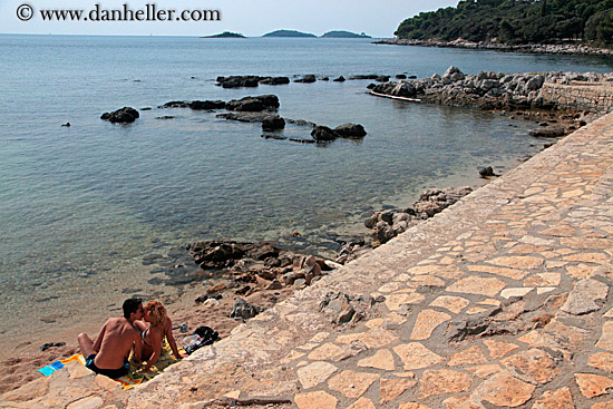 couple-kissing-by-sea.jpg