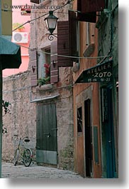 images/Europe/Croatia/Rovinj/Streets/bicycle-on-narrow-street.jpg