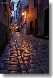 images/Europe/Croatia/Rovinj/Streets/cobblestone-road-n-street_lamp.jpg