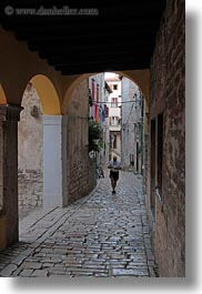 images/Europe/Croatia/Rovinj/Streets/narrow-street-under-archway-1.jpg