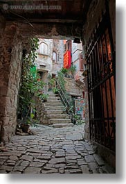 images/Europe/Croatia/Rovinj/Streets/narrow-street-under-archway-2.jpg