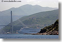 images/Europe/Croatia/Scenics/cruise-ship-n-bridge.jpg