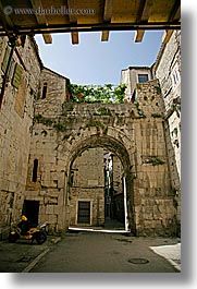 images/Europe/Croatia/Split/DiocletiansPalace/archway-in-courtyard.jpg