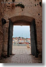 images/Europe/Croatia/Trogir/Buildings/arched-door-to-harbor.jpg