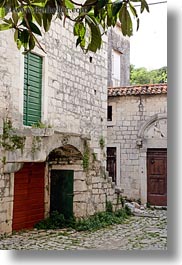 images/Europe/Croatia/Trogir/Buildings/cobble_stones-n-steps-n-archway-4.jpg