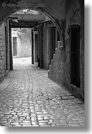 images/Europe/Croatia/Trogir/NarrowStreets/cobble_stones-n-steps-n-archway-1.jpg