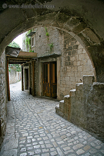 cobble_stones-n-steps-n-archway-2.jpg