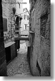 images/Europe/Croatia/Trogir/NarrowStreets/cobble_stones-n-steps-n-archway-3.jpg