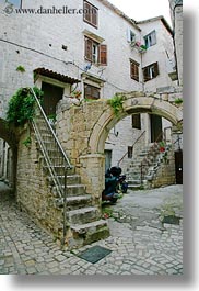 images/Europe/Croatia/Trogir/NarrowStreets/steps-n-archway.jpg
