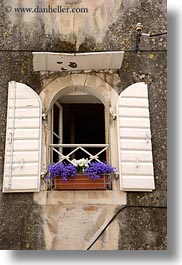 images/Europe/Croatia/Trogir/Windows/window-n-flowers-2.jpg