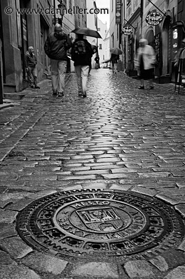 cesky-manhole-3-bw.jpg